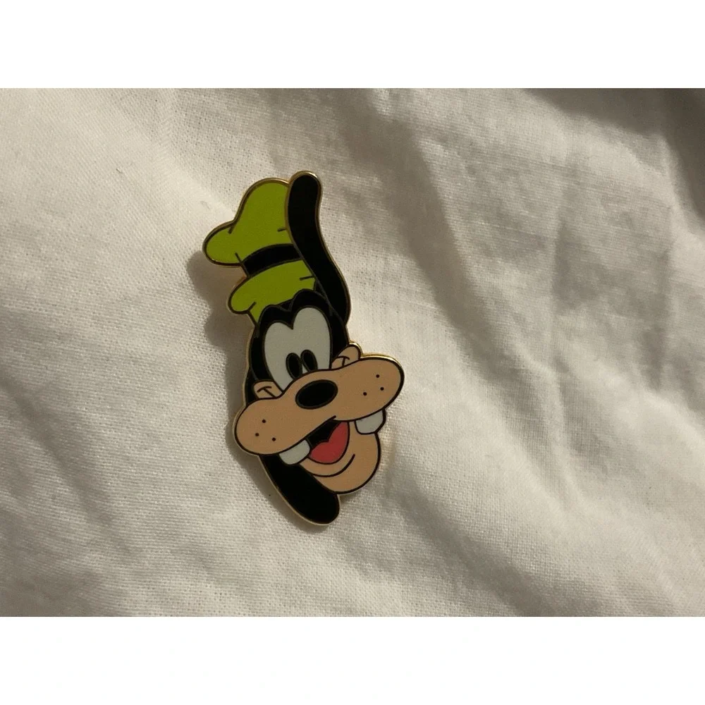 Walt Disney World authentic Goofy trading pin one ear raised 2006